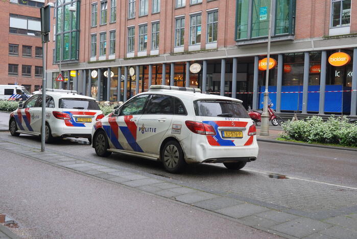 Overleden persoon aangetroffen voor winkel