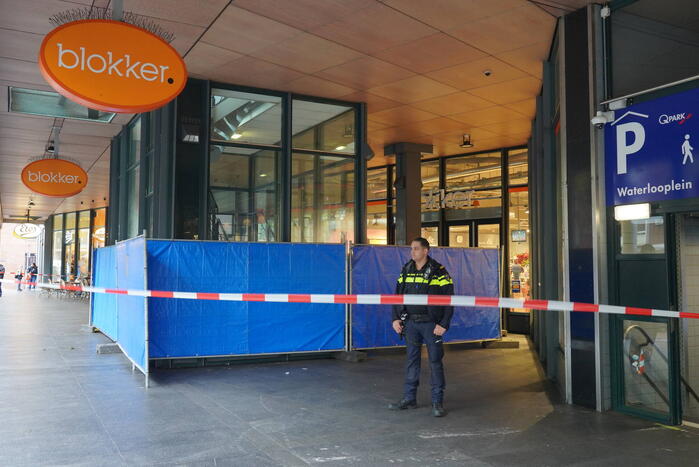 Overleden persoon aangetroffen voor winkel