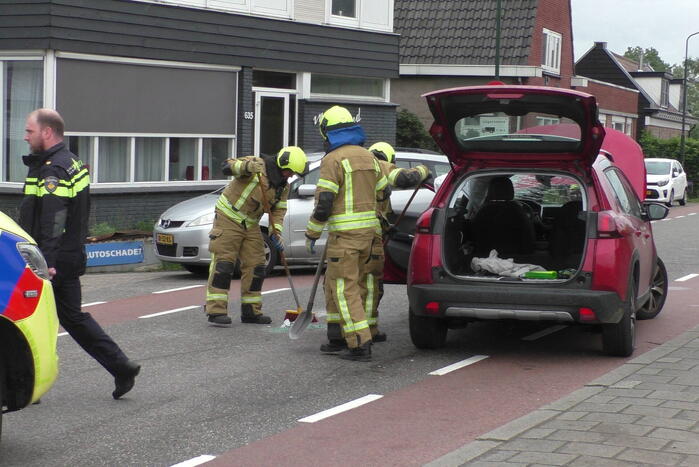 Auto ramt andere auto's en komt op zijkant terecht