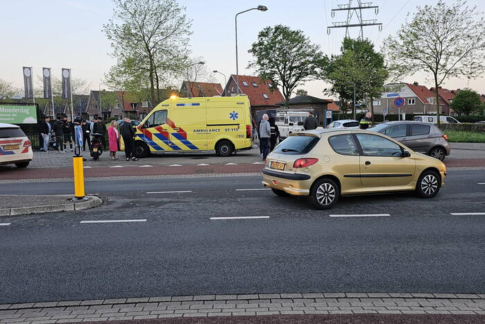 Scooterrijder en automobilist in botsing
