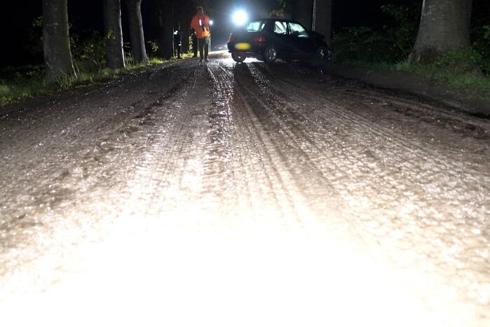 Auto botst tegen boom op spekgladde weg