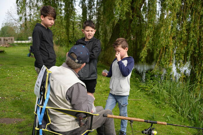 Jongeren worden enthousiast gemaakt om te gaan vissen