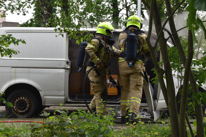 Achtergelaten bestelbus in brand gestoken
