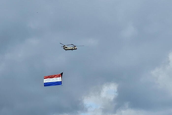 Luchtmacht vlieg met Chinook en Nederlandse vlag over stad der bevrijding