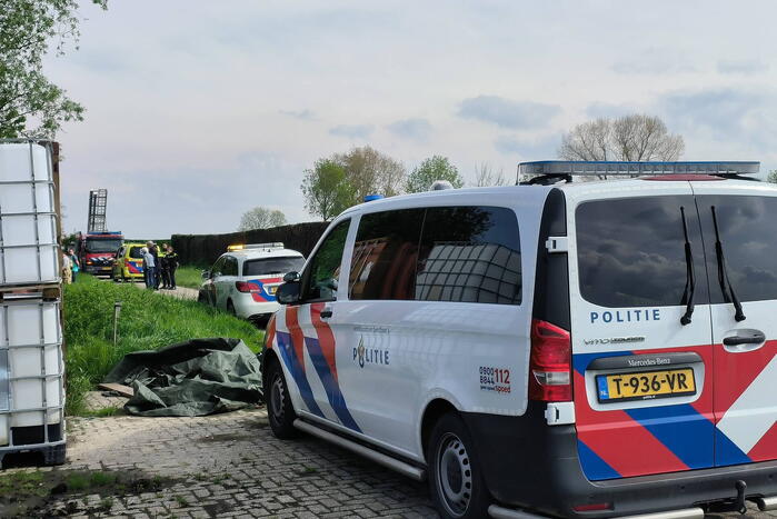 Scootmobielrijder wordt uit sloot gered