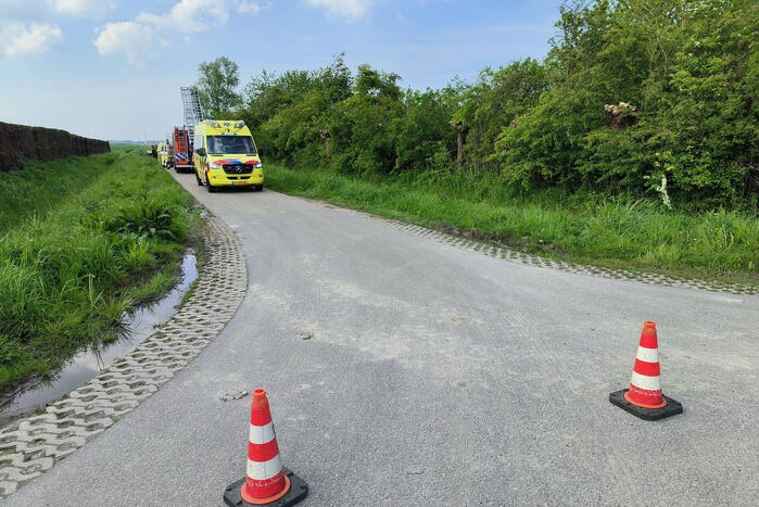 Scootmobielrijder wordt uit sloot gered