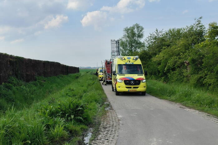 Scootmobielrijder wordt uit sloot gered