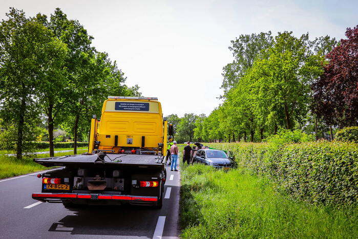 Aanhanger geladen met stenen belandt op zijn kant