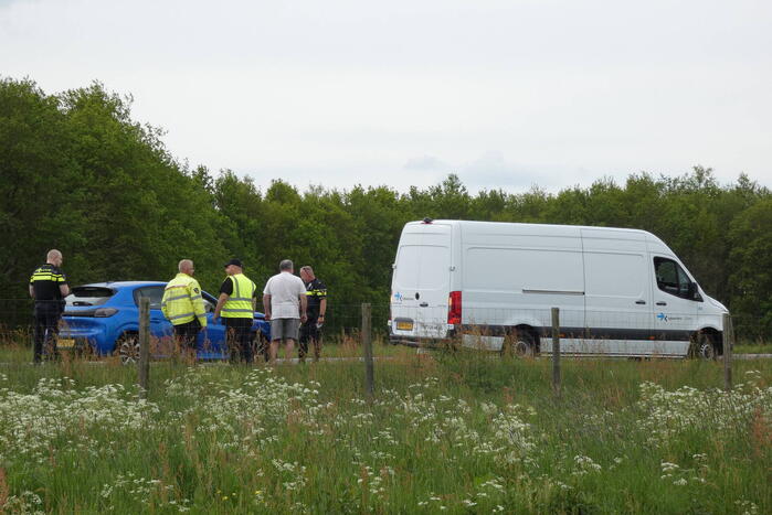Automobilist klapt achterop bestelbus