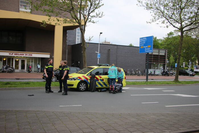 Bezorgscooter en auto botsen op rotonde
