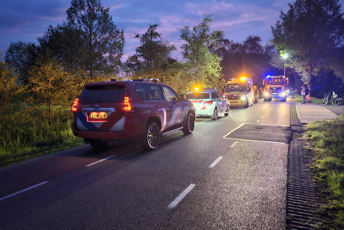 Persoon belandt met scootmobiel in sloot