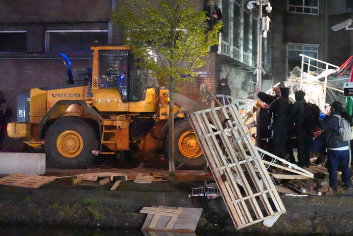 ME grijpt in bij bezetting UvA terrein