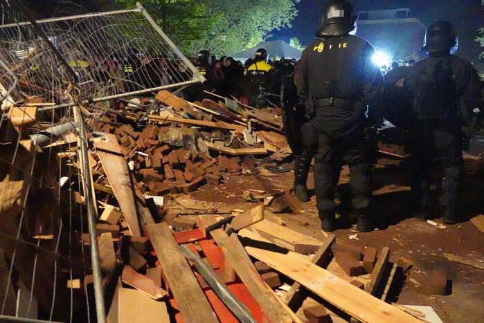 ME grijpt in bij bezetting UvA terrein