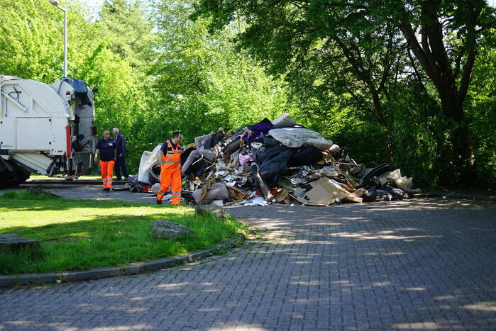 Vuilniswagen dumpt afval op straat vanwege mogelijke brand