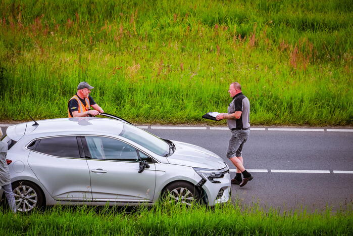 Personenwagen afgesleept na botsing met vrachtwagen