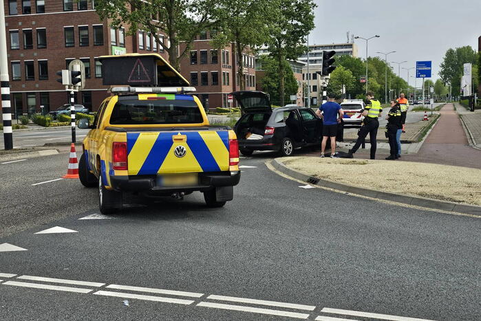 Flinke schade nadat automobilist tegen verkeerspaal rijdt