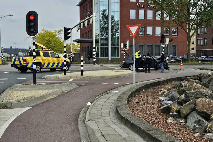 Flinke schade nadat automobilist tegen verkeerspaal rijdt