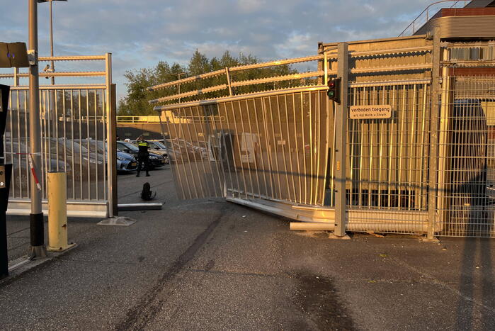 Persoon pleegt aanslag op politiebureau