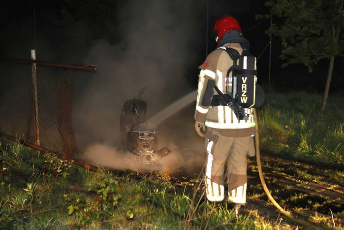 Scooter volledig verwoest door brand