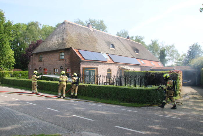 Flinke rook ontwikkeling bij brand in heg