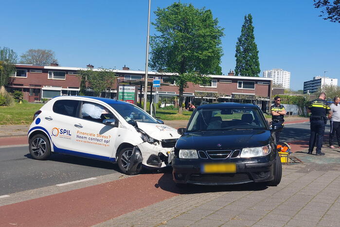 Auto dwars op de straat bij botsing