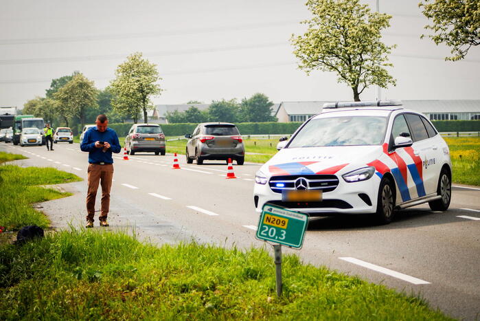 Omstanders helpen personen uit auto die te water raakte