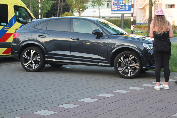 Fietser en automobilist botsen met elkaar