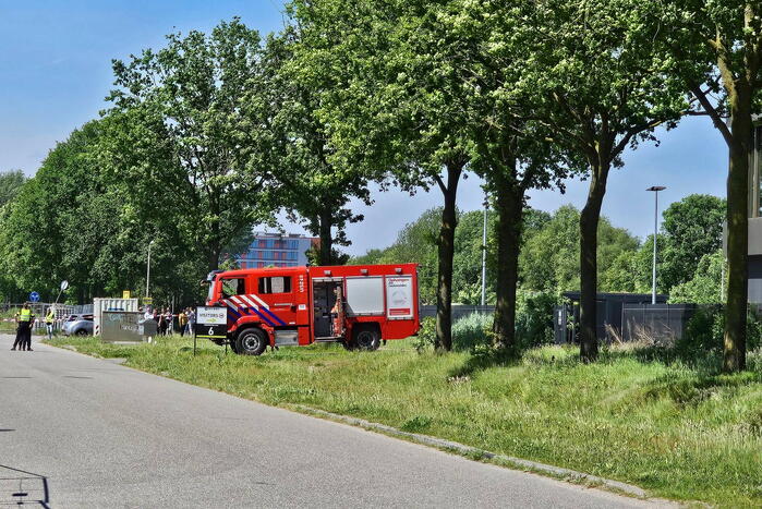 Zonnepanelen vliegen op dak in brand