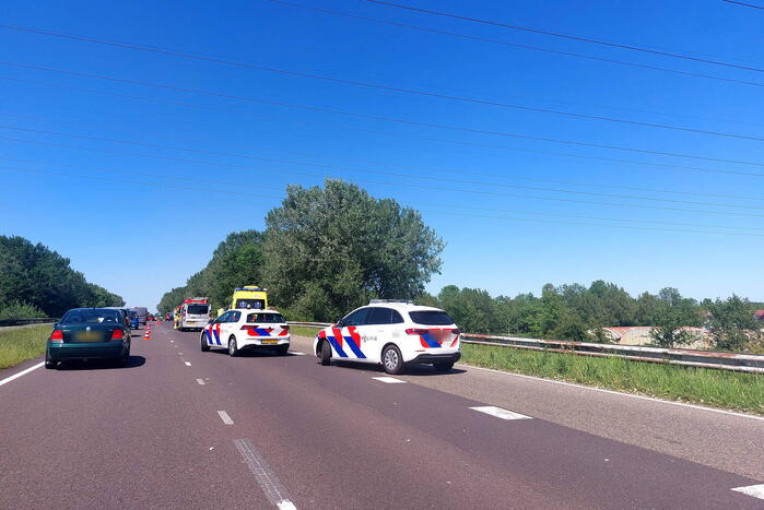 Personenauto en bestelbus klappen op elkaar