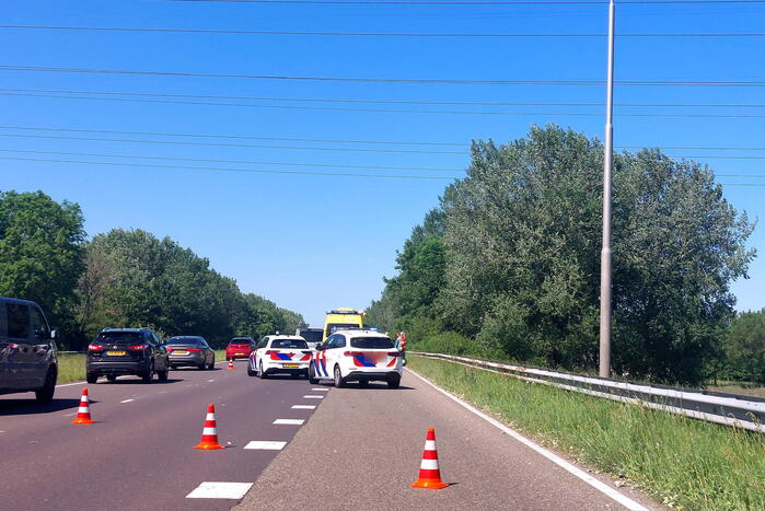 Personenauto en bestelbus klappen op elkaar