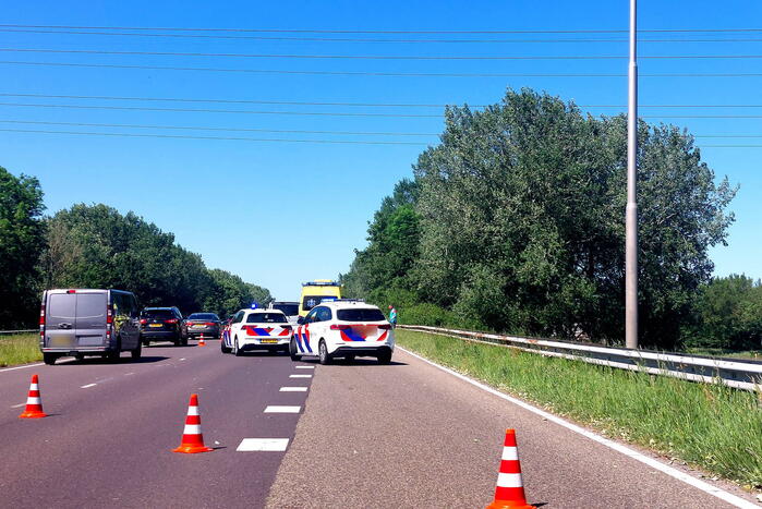 Personenauto en bestelbus klappen op elkaar