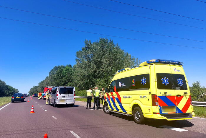 Personenauto en bestelbus klappen op elkaar