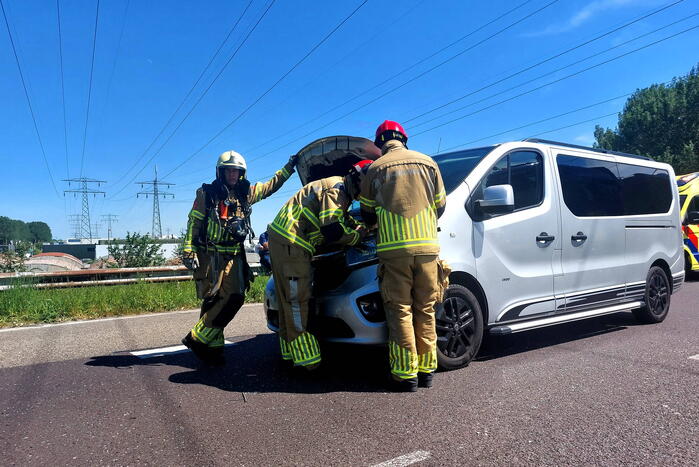 Personenauto en bestelbus klappen op elkaar