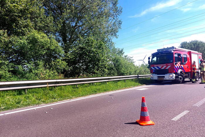 Personenauto en bestelbus klappen op elkaar