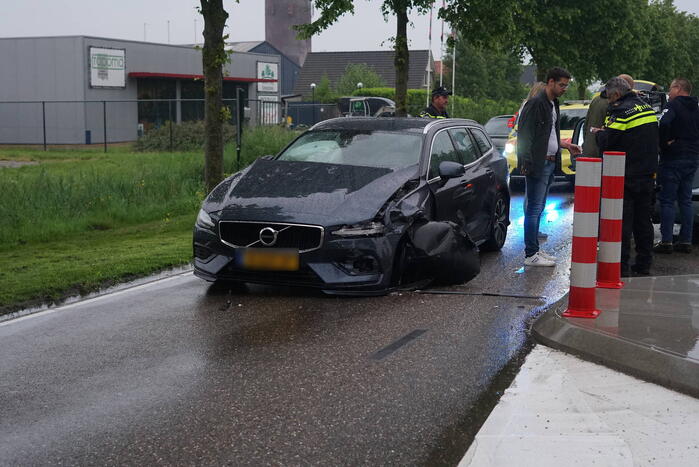Veel schade bij frontale aanrijding tussen twee voertuigen