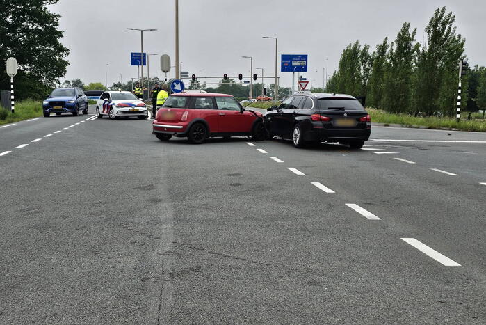 Twee voertuigen botsen op net geopende weg