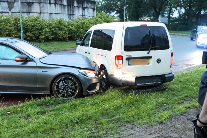 Schade na botsing tussen twee voertuigen