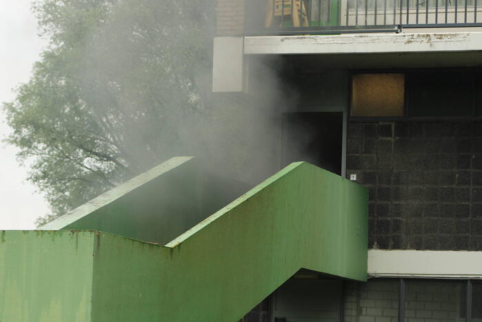 Brand in berging van flatgebouw