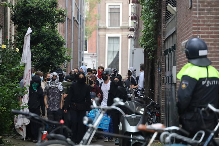 Ruim 200 pro-Palestina demonstranten dringen Stopera binnen