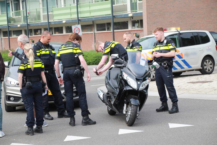 Scooterrijder gewond bij aanrijding met personenauto