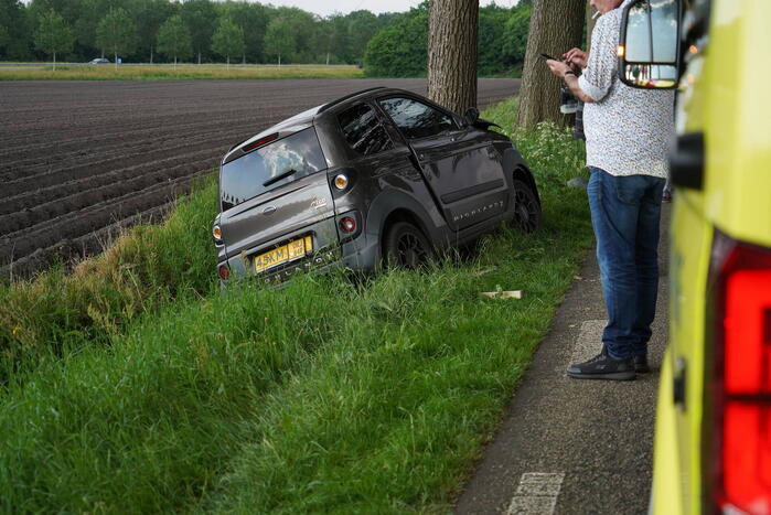 Automobilist gewond na crash tegen boom