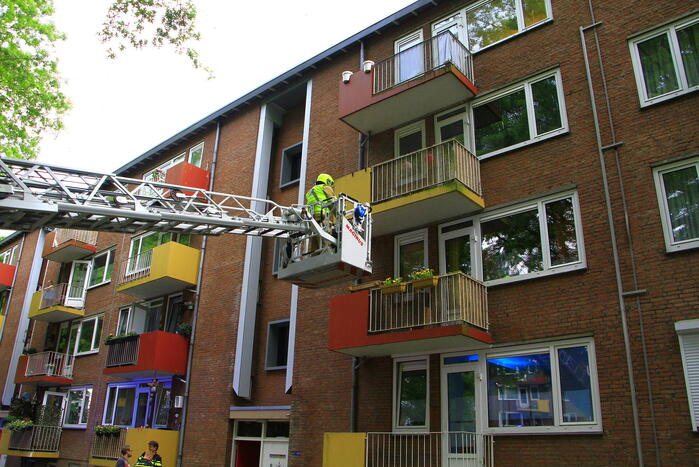Brandweer blust brand in flat