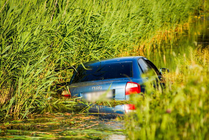 Automobilist raakt van de weg en belandt in de sloot