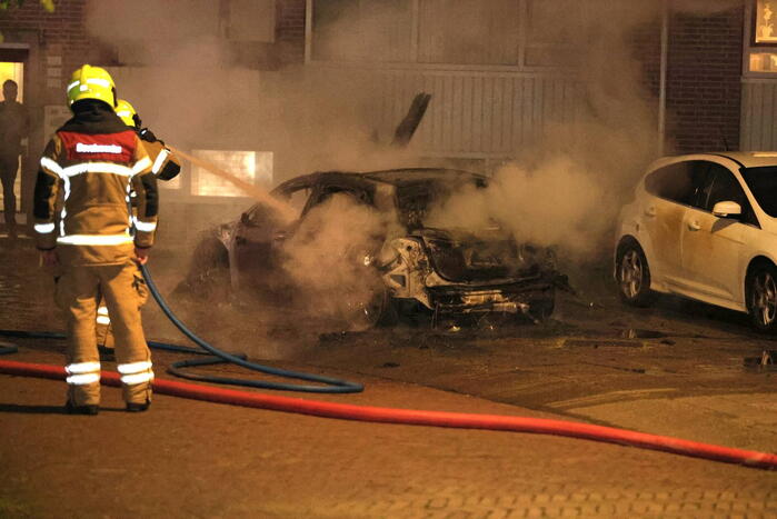 Auto volledig verwoest door felle brand