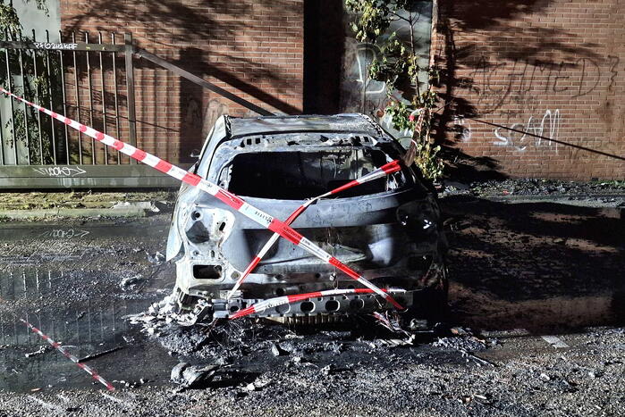 Auto volledig verwoest door felle brand