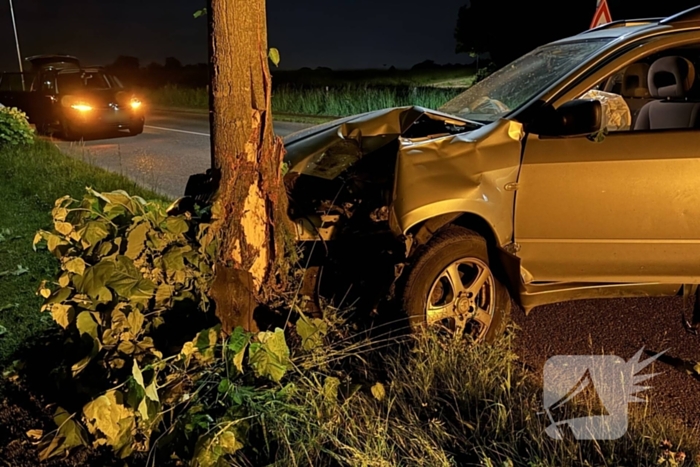 Automobilist raakt van de weg en klapt op boom