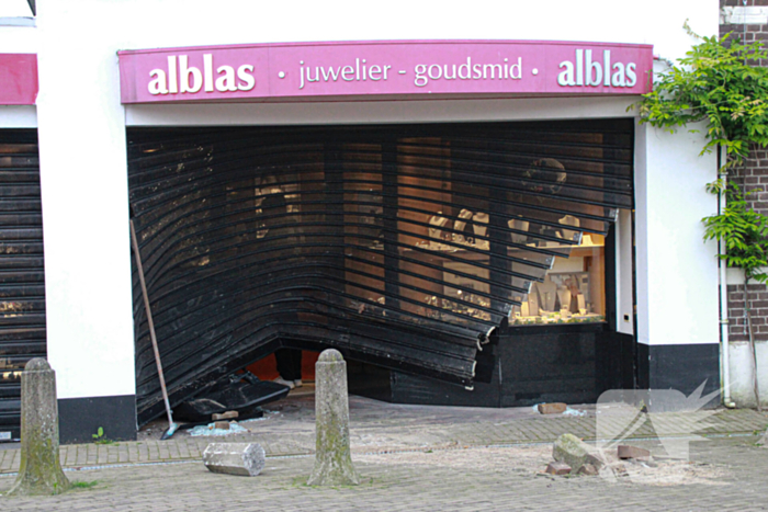 Veel schade na ramkraak bij juwelier