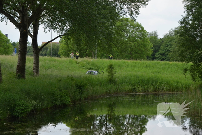 Automobilist rijdt van talud