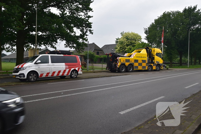 Berm maaier zakt door brug