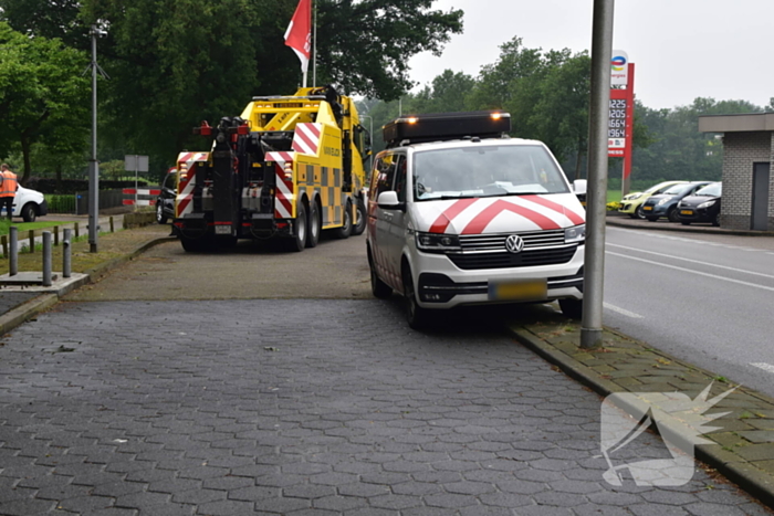 Berm maaier zakt door brug